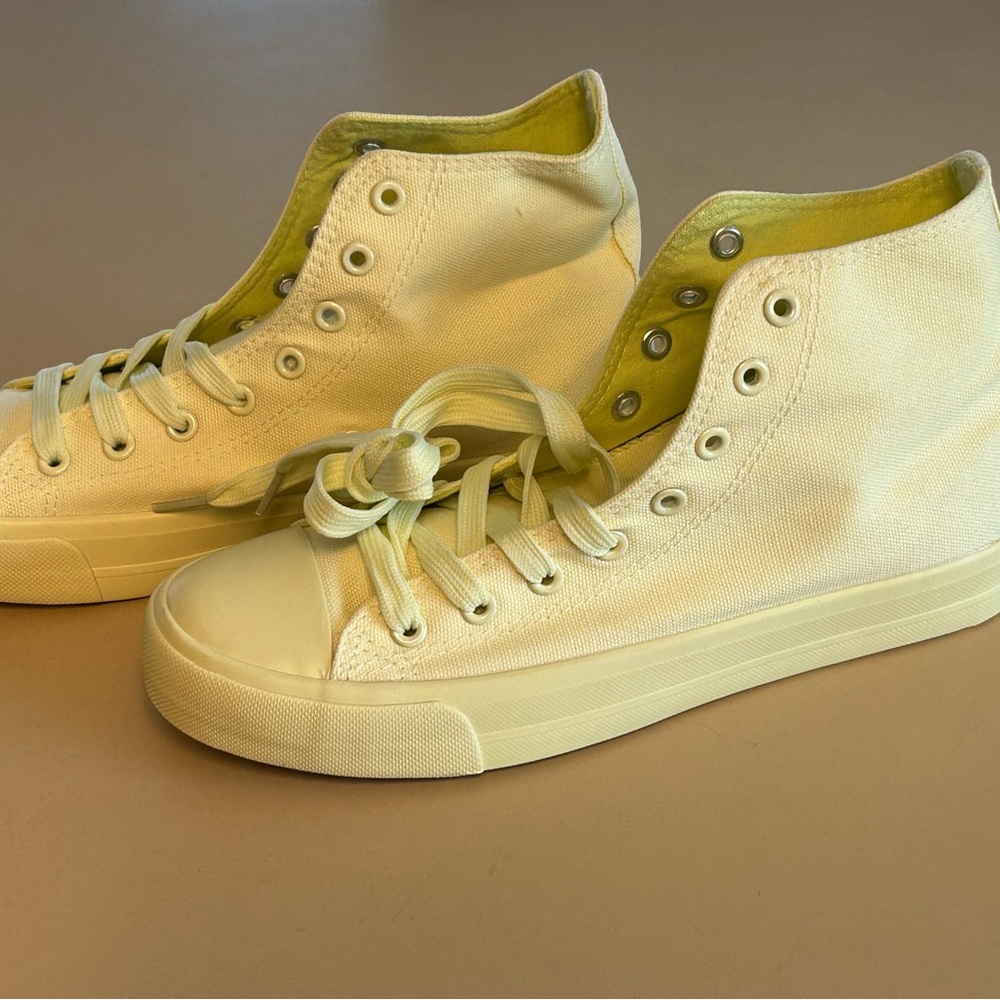 Women's canvas tennis shoes